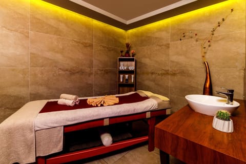 Massage, Spa and wellness centre/facilities, towels