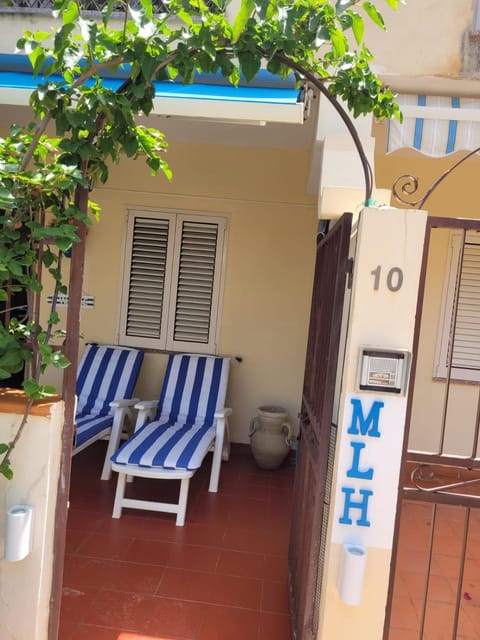 My Little House - appartamento con patio e parcheggio privato a 5 minuti dalla spiaggia e dal centro Condo in Tropea