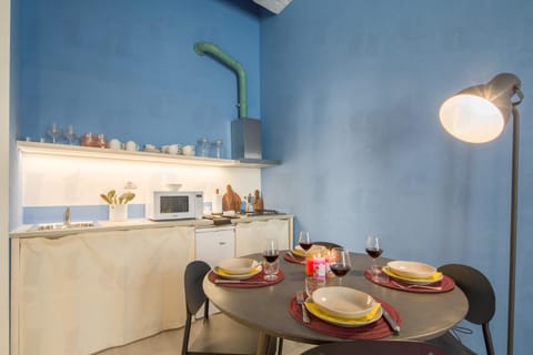 Kitchen or kitchenette, Food and drinks, Dining area, Lunch, stove