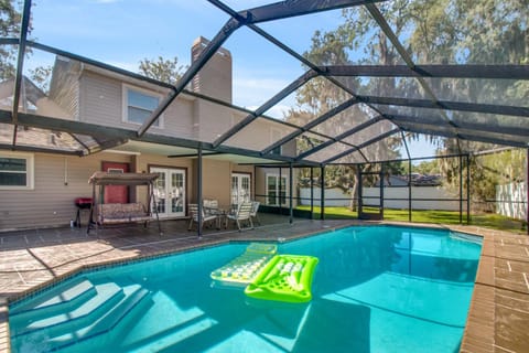 Tampa Bay Pool Home with Heated Pool Haus in Riverview
