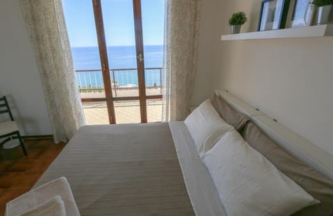 Bedroom, City view, Sea view