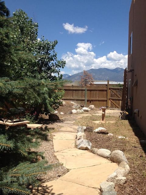 Garden, Balcony/Terrace, Mountain view