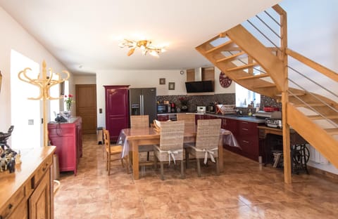 Kitchen or kitchenette, Dining area