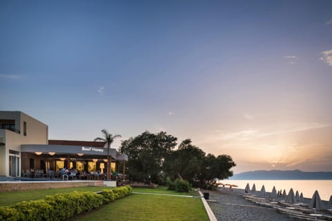 Restaurant/places to eat, BBQ facilities, Sea view, Swimming pool