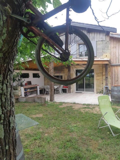 Au Vélo dans l'Arbre Bed and Breakfast in Saint-Émilion