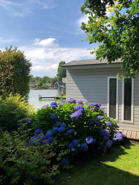 Idyllic Lakehouse - dog is welcome fenced garden Apartment in Drenthe (province)