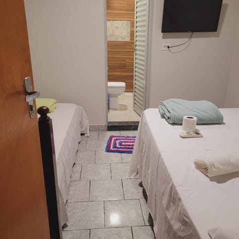 Toilet, Bed, Bathroom, TV and multimedia, Photo of the whole room, Bedroom, towels