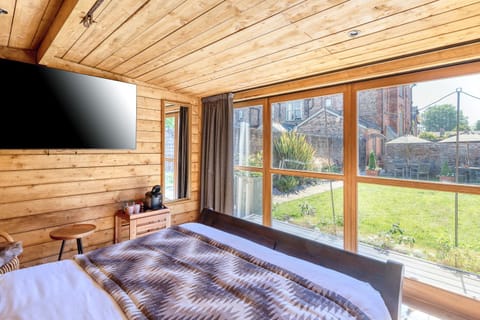 Bed, Day, TV and multimedia, Photo of the whole room, Bedroom, Garden view