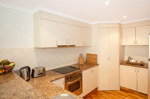 Byron Bay Accom Unit 2 22 Paterson Street, Byron Bay - Solaris Apartment in Byron Bay