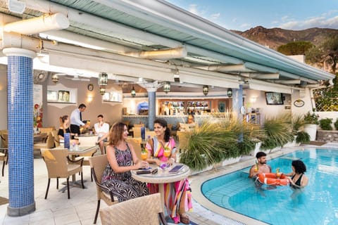 Restaurant/places to eat, Lounge or bar, Area and facilities, Swimming pool