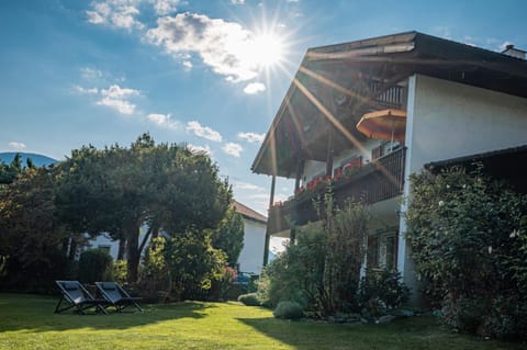 Property building, Spring, Natural landscape, Garden, Garden view, sunbed