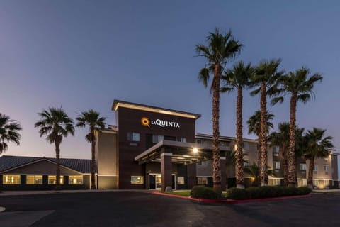 La Quinta Inn & Suites by Wyndham Las Vegas Nellis Hotel in North Las Vegas