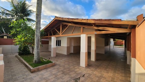 Casa em Caraguatatuba com piscina e churrasqueira House in Caraguatatuba