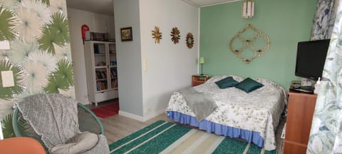 Bed, Day, Summer, TV and multimedia, Bedroom, Seasons