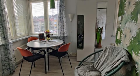 Spring, Day, Dining area, City view