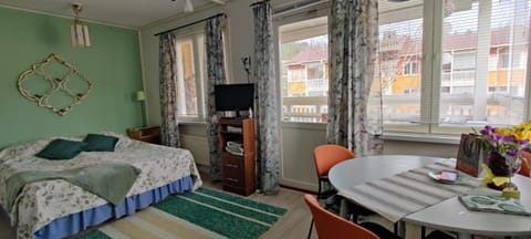 Communal lounge/ TV room, Spring, Bed, Balcony/Terrace, Dining area, Seasons