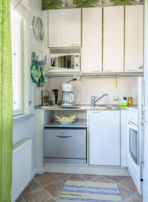 Coffee/tea facilities, Kitchen or kitchenette, dishwasher, oven