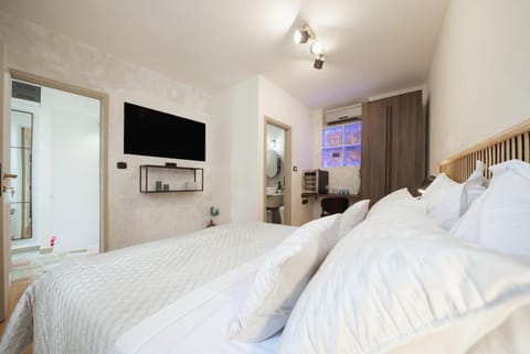 Bed, TV and multimedia, Photo of the whole room, Bedroom