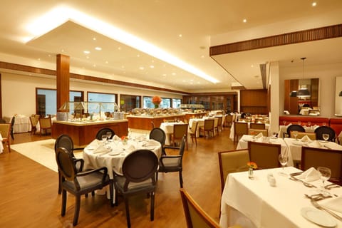 Restaurant/places to eat, Dining area, Buffet breakfast