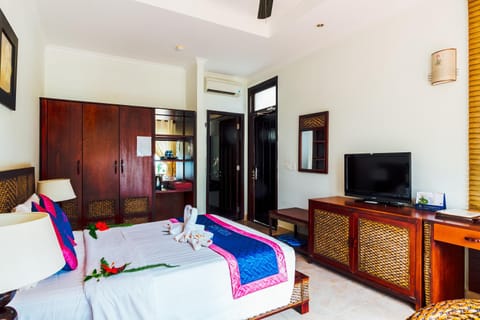 Bed, TV and multimedia, Bedroom