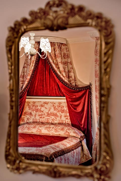 Bed, Photo of the whole room, Decorative detail