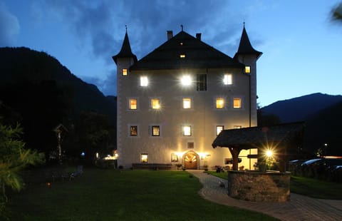 Facade/entrance, Night