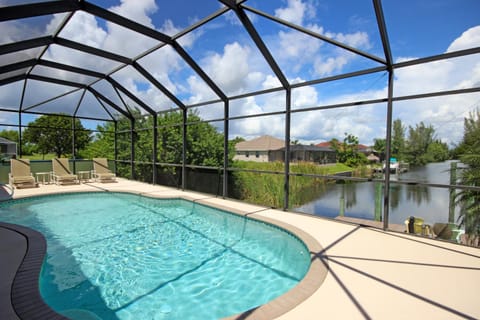 Buttonwood Bay SW Cape - waterfront private home locally managed Villa in Cape Coral