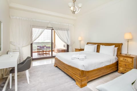 Bespoke Holiday Homes - Palm Jumeirah- 2 Bedroom with Gym, Beach & Pool Access, Fairmont South Condominio in Dubai