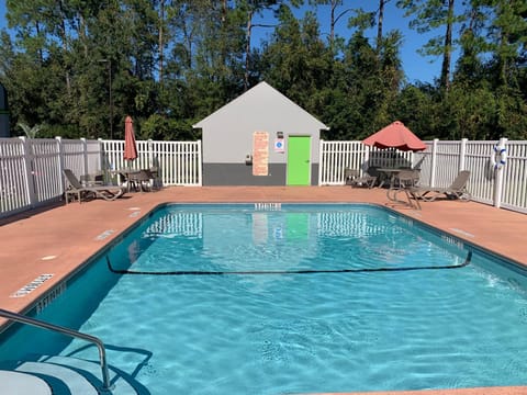 Magnolia Inn Kingsland - 12 Noon Check Out - Sleep In Late - Better Sleep - I-95 - Exit 3 - Ultra Sparkling - Pool open until until 2AM - Stay and Save Today - 24 Hour Front Desk - Premium Coffee Bar - Award Winning - Sleep And Save Motel in Camden County