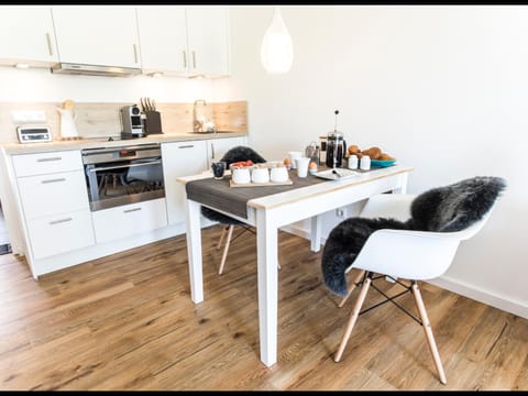 Kitchen or kitchenette, Dining area