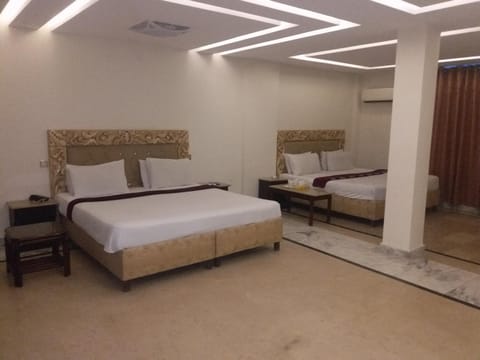 Bed, Photo of the whole room, Seating area, Bedroom