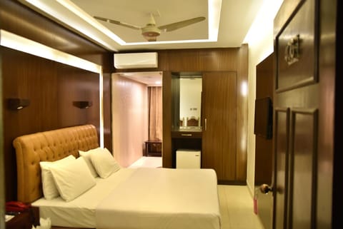 Bed, Photo of the whole room, Bedroom, air conditioner