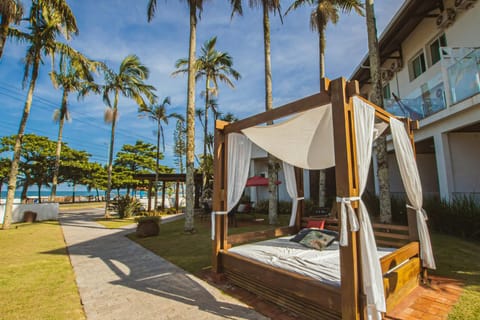 Dining area, Garden view, Sea view, sunbed