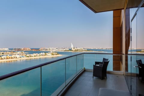 Maison Privee - Spacious Apt on Palm Jumeirah w Sea Views and Premium Facilities Access Condo in Dubai