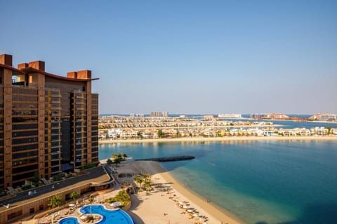 Maison Privee - Spacious Apt on Palm Jumeirah w Sea Views and Premium Facilities Access Condo in Dubai