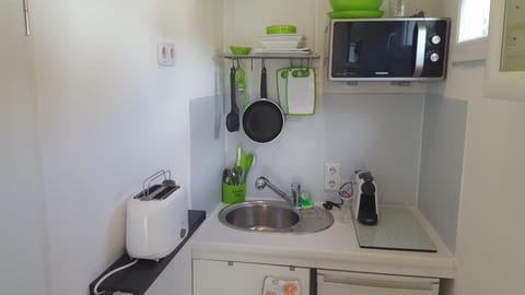 Coffee/tea facilities, Kitchen or kitchenette, stove