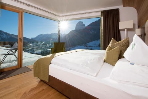 Shower, Toilet, Nearby landmark, Staff, Day, Natural landscape, Winter, Bathroom, TV and multimedia, Balcony/Terrace, Photo of the whole room, Bedroom, Mountain view, Sunrise