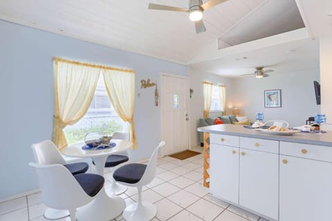 Binnie’s Beachfront Bungalow Maison in Indian Rocks Beach