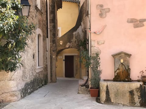 Les Arcades House in Salernes