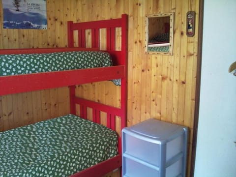 Bedroom, bunk bed