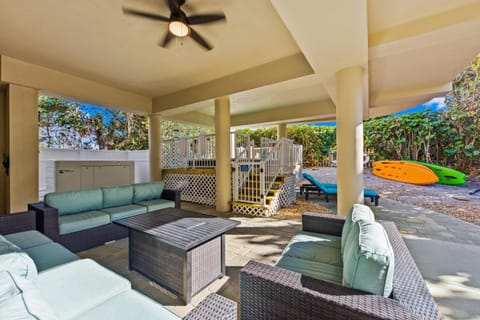 Balcony/Terrace, Seating area, Pool view