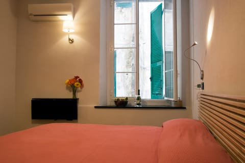 Photo of the whole room, air conditioner