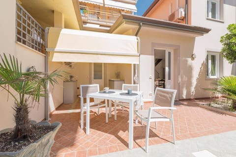 Patio, Facade/entrance