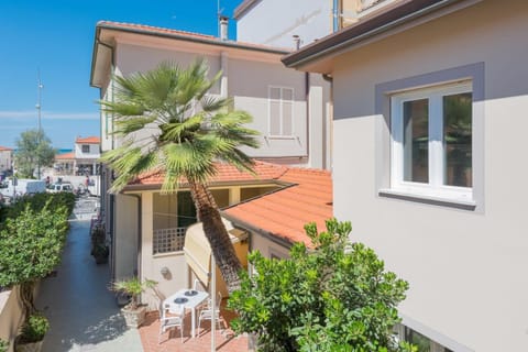 Property building, Patio, Facade/entrance, Balcony/Terrace