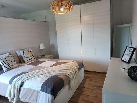 Bed, Photo of the whole room, Bedroom, wardrobe