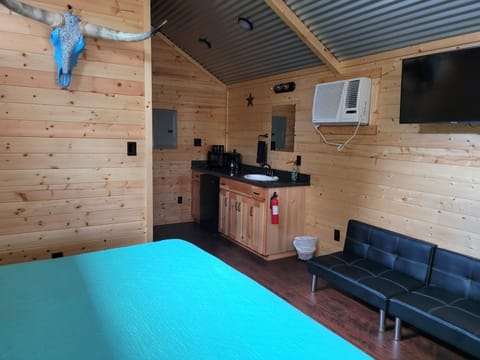 Al's Hideaway Cabin and RV Space, LLC Terrain de camping /
station de camping-car in Lakehills