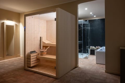 Toilet, Hot Tub, Sauna, Steam room