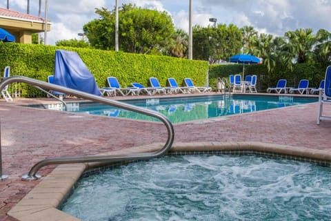 Comfort Suites Miami Hotel in University Park