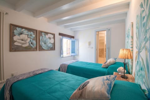 TD Casa Reina in the Historic Center with Terrace Apartment in Polignano a Mare