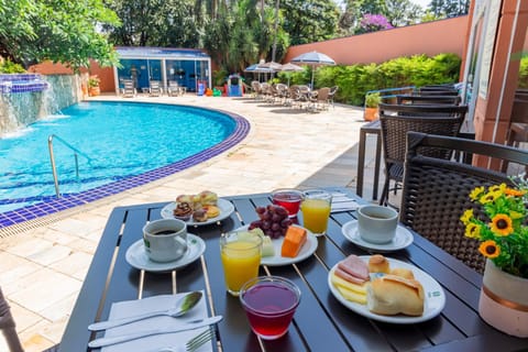 Swimming pool, Breakfast